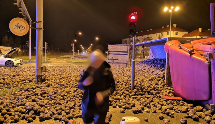 FOTO: Na Gočárově okruhu se převrátil kamion s řepou. Od křižovatky s ulicí Víta Nejedlého k nadjezdu byla silnice neprůjezdná