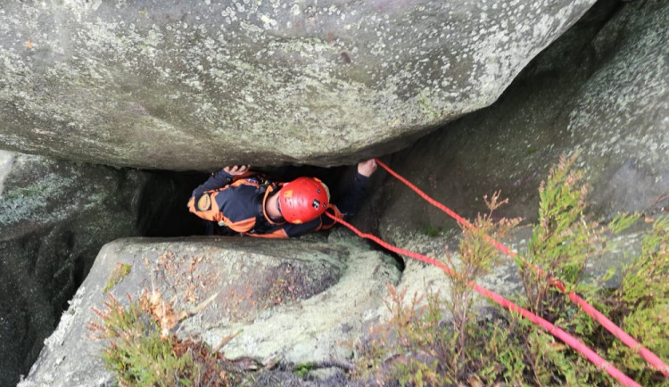 Hasiči společně se záchranáři a horolezci zachraňovali psa ve skalách na Broumovsku