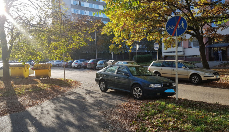 Placené parkování na sídlištích? Náměstkyně primátora tak chce vyřešit problém s parkováním v Hradci