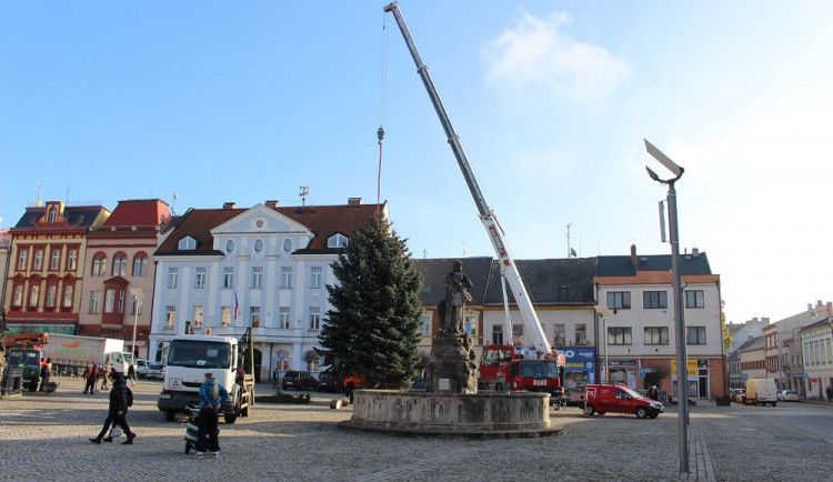 Dvůr ruší slavnostní rozsvícení vánočního stromu s ohňostrojem a celodenním jarmarkem