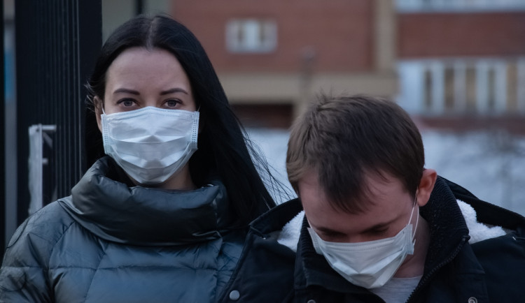 Roušky venku? Většina Hradečáků je nenosí