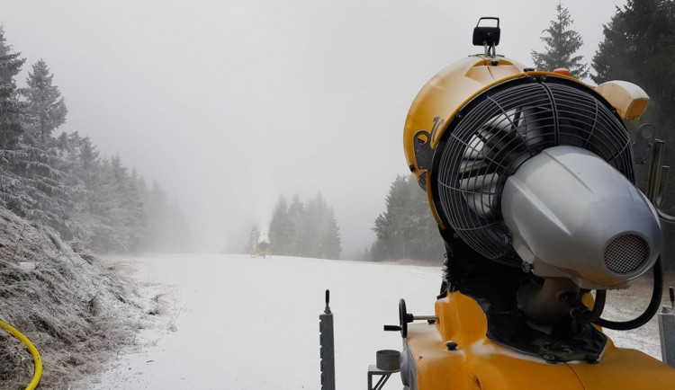 Skiareály na východě Čech už zasněžují