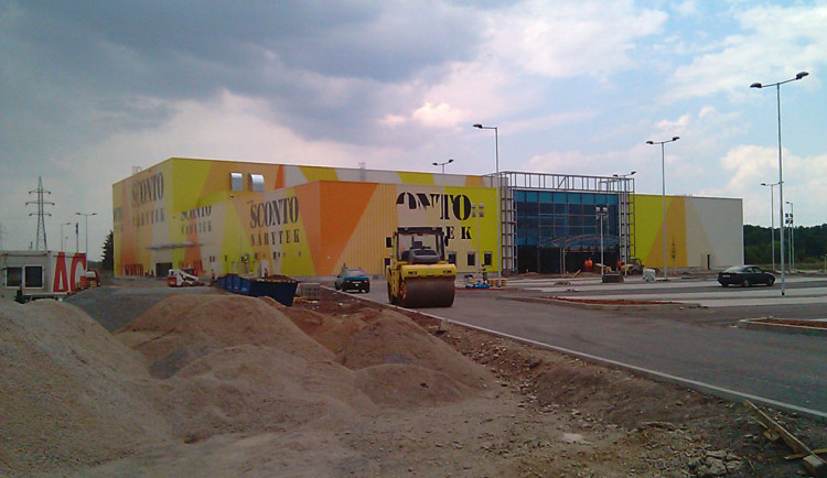 Na Hradubické vyrostou další obchoďáky, nejspíš XXX Lutz a Möbelix