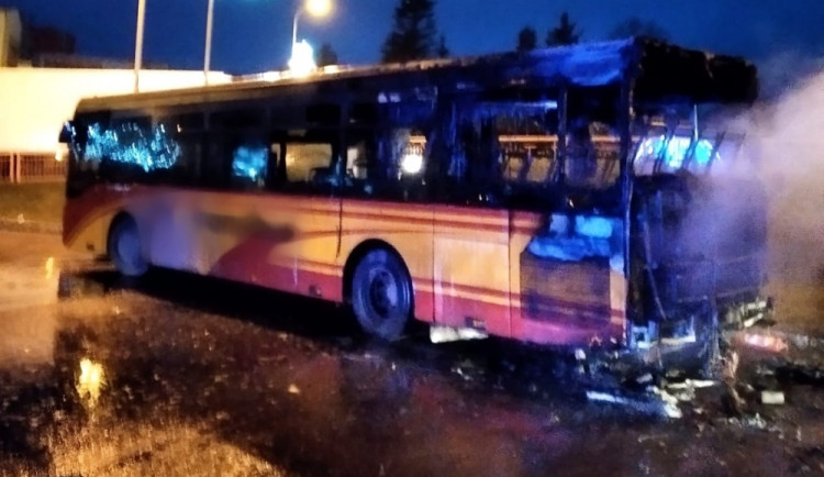 Na autobusovém nádraží v Trutnově se vznítil autobus, může za to technická závada