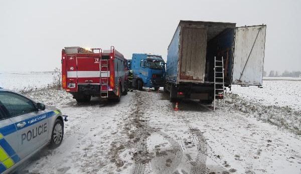 Napadl sníh a policisté řešili 31 nehod. Řidiči nepřizpůsobili rychlost jízdy