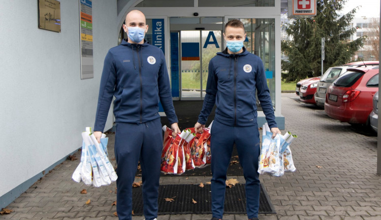 Hradečtí fotbalisté přivezli dětem do nemocnice mikulášské balíčky