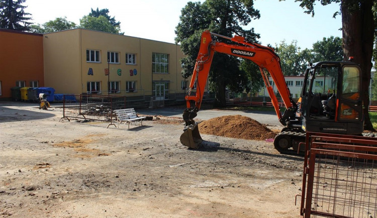 Práce na Základní škole Husova v Jičíně pokračují. Vyjdou celkem na devatenáct milionů korun