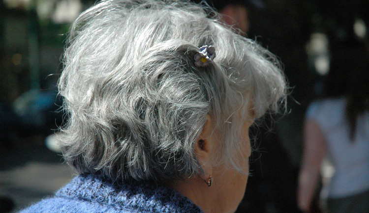 Šmejdi zase řádí, okrádají seniory v Hořicích. Prodávají pochybné preparáty na podporu zdraví