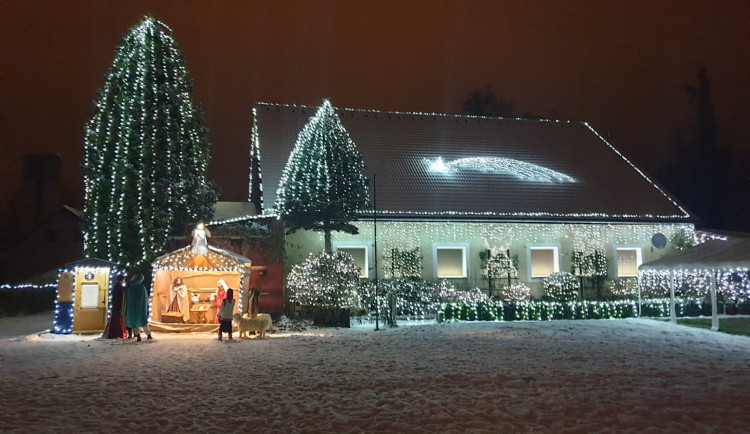 Majitel osvětleného domu v Jaroměři čelí útokům na sociálních sítích. Nenecháme se znechutit, svítíme dál, vzkazuje