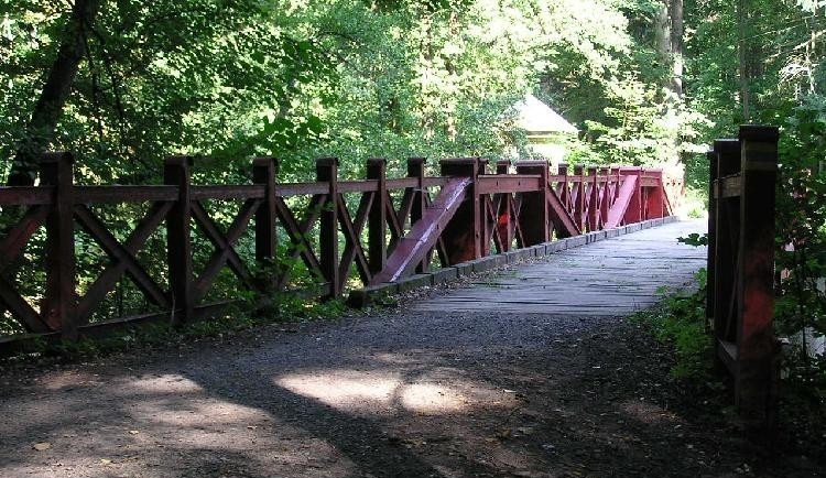 Kulturní památka Červený most v Babiččině údolí je v nevyhovujícím stavu, okolní obce hledají provizorní řešení