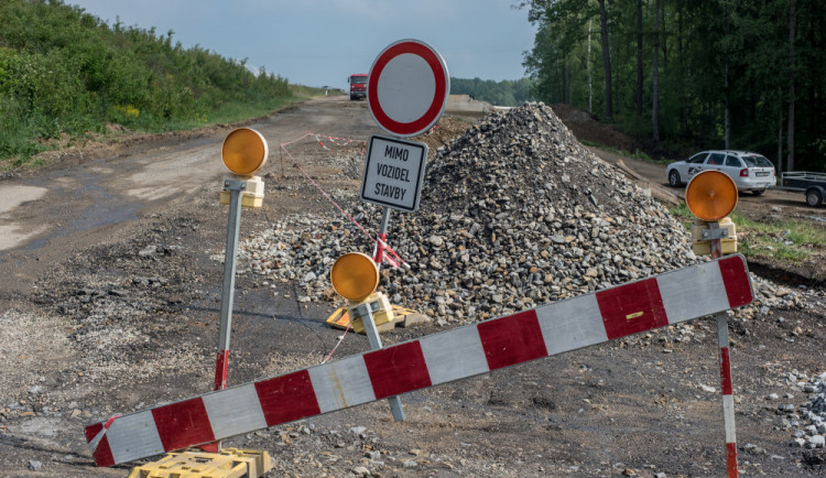 V květnu čekají na řidiče mířící do Orlického Záhoří objížďky. Kraj nechá silnici opravit