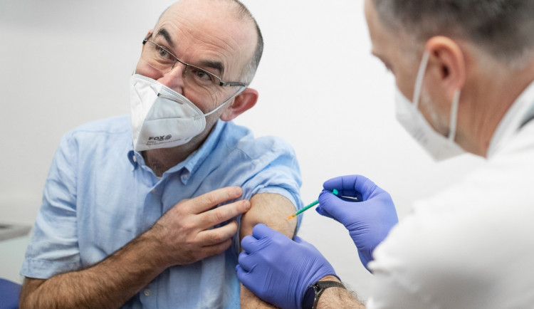 Ministru Blatnému byl místo vakcíny aplikován vitamín C, tvrdí hoax