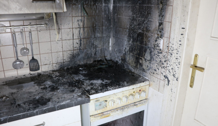 Ve Dvoře Králové nad Labem vzplál sporák. Olej nikdy nehaste vodou, varují hasiči