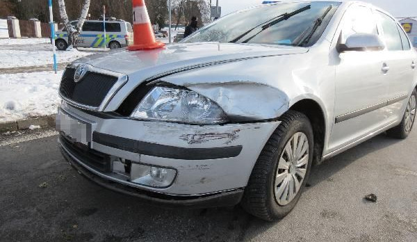 Řidič Octávky srazil Audi. Chtěl ujet, ale narazil do sloupu. Měl 2,4 promile