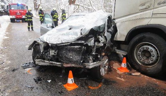 FOTO: Mladý řidič u Trutnova předjížděl náklaďák, čelně se srazil s protijedoucím autem