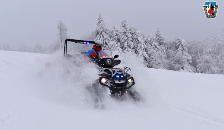 Po hádce v horách chtěl muž vytrestat přítelkyni, tak zmizel. Zbytečně ho hledaly desítky policistů a záchranářů