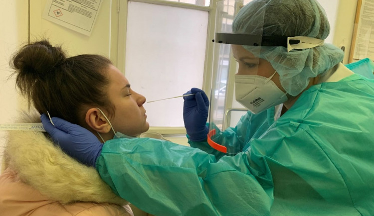 Do práce s covidem? Čím dál častější praxe, lidé si marodění nemohou dovolit