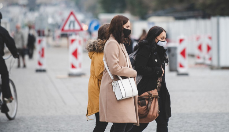 Polovina Čechů chodí ven i s příznaky covidu, svoboda je pro ně víc než ohleduplnost, tvrdí průzkum