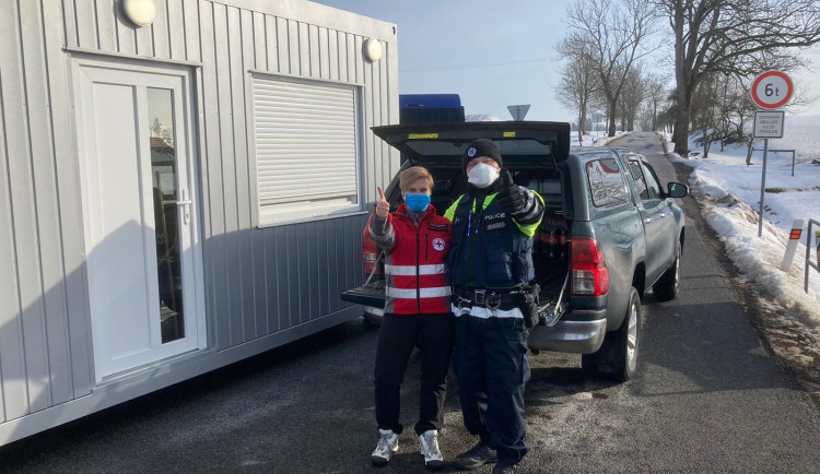 Policisté na Trutnovsku se setkávají s velkou vlnou solidarity, dostali kafe nebo pizzu
