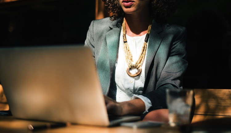 Údajný americký voják zahrál na city a vylákal z ženy z Hořic přes 350 tisíc