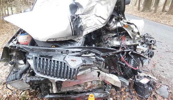 Řidič na Rychnovsku nezvládnul zatáčku a narazil do stromu, museli ho vyprostit hasiči