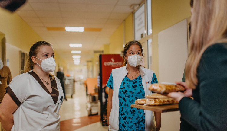 Lidé z napekli pro náchodskou nemocnici 65 štrůdlů, aby podpořili nejenom zdravotníky, ale i místní jabloň