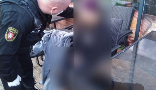 Šestnáctiletá dívka skončila v Hradci na záchytce