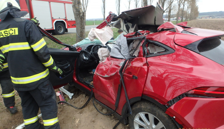 Řidička na Trutnovsku narazila do stromu, na místě zasahoval vrtulník