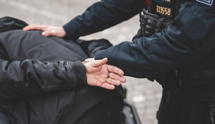 Muž z Náchodska šest let podváděl a okrádal svého hluchoněmého syna