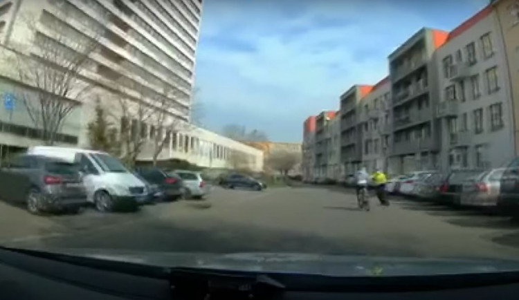 Hledaného muže, který se snažil policistům ujet na kole, „sundal“ z kola strážník městské policie