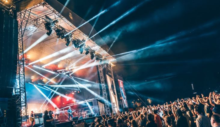 Vyprodaný Rock for People se přesouvá na rok 2022. Organizátoři by ale i letos rádi uspořádali náhradní festival