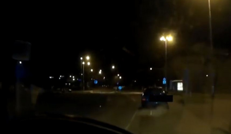 V autě pod vlivem a s prázdnými pneumatikami. To se stává, konstatoval řidič