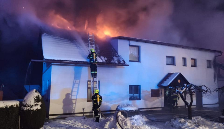 Rodině na Rychnovsku shořel dům, lidé jim ve sbírce přispěli 650 tisíc