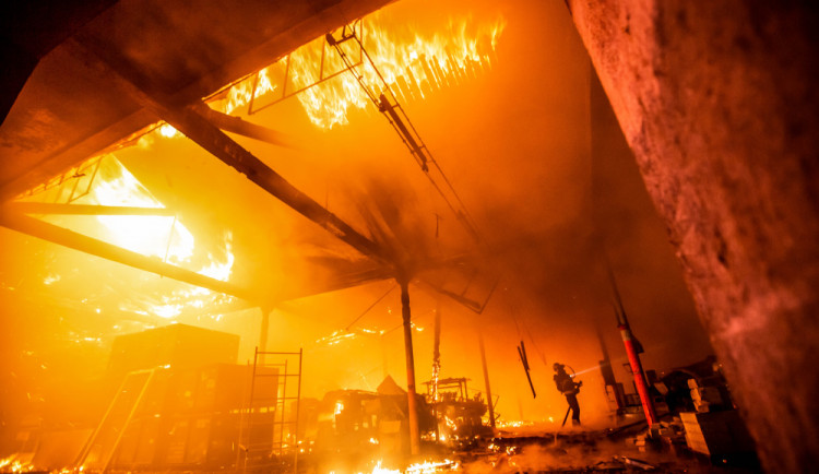 Přesně před rokem došlo k jednomu z největších požárů v historii kraje. Hasiči popsali detaily zásahu