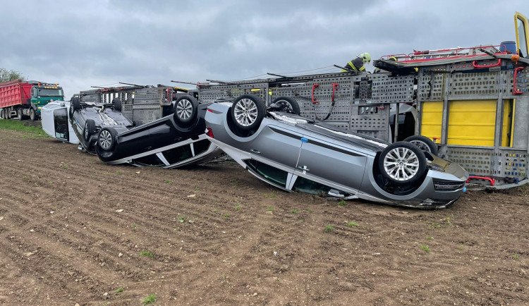 Nová auta z Kvasin v poli: náklaďák převážející funglovky se převrátil na bok