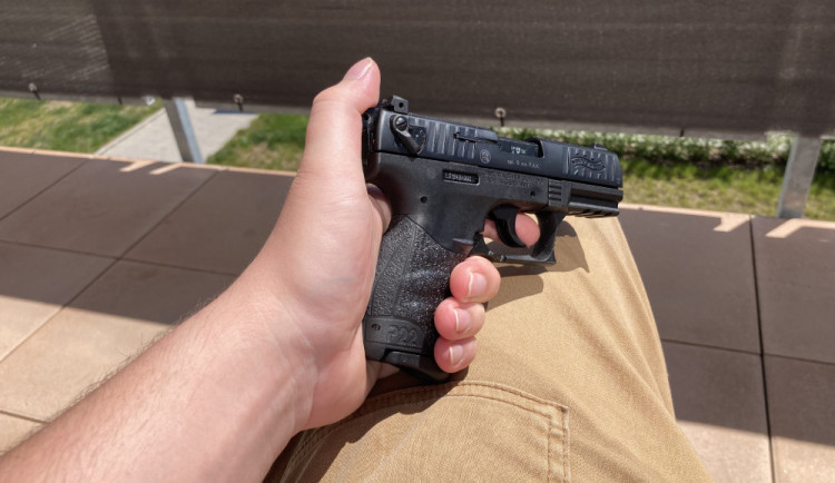 Policie dopadla posledního lupiče z trojice, která se samopalem přepadla muže v Chlumci nad Cidlinou