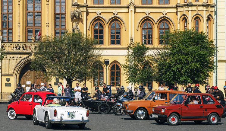 Kam o víkendu? Na pouť, vyjížďku kočárem taženým koňmi nebo závod autoveteránů