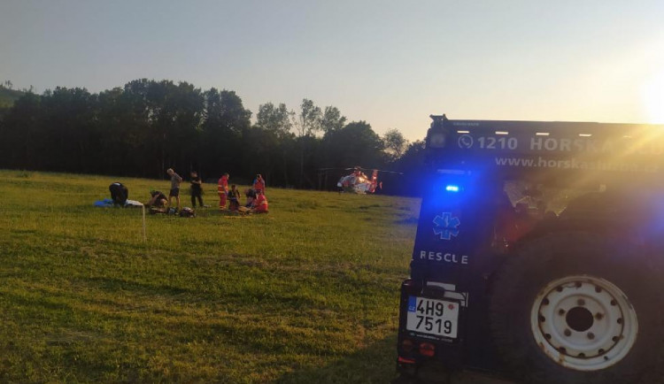 Počet zásahů Horské služby strmě vzrostl, do Krkonoš letěl pro cyklistu vrtulník