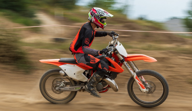 Při motokrosovém tréninku vlétla motorka mezi diváky. Zranila dva lidi