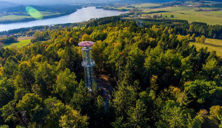 Nová rozhledna u Horní Plané nabízí výhled na šumavské vrcholky
