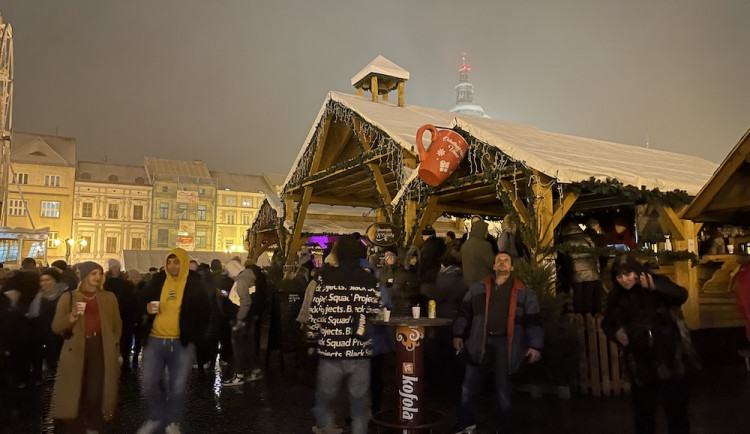 Adventní městečko na budějckém náměstí po šesté hodině zhaslo. Vánoční trhy vláda zrušila