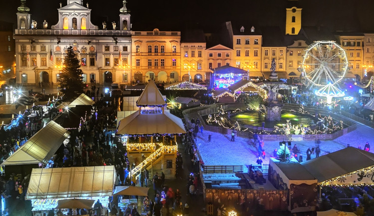 O provozu kluziště na náměstí rozhodne cena. Město s agenturou jedná