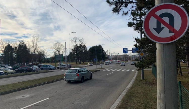 Na Strakonické platí zákaz otáčení, řidiči ho ale nerespektují