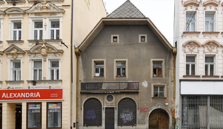 Radnice chce řešit chátrající dům v centru města. Původní majitelka zemřela