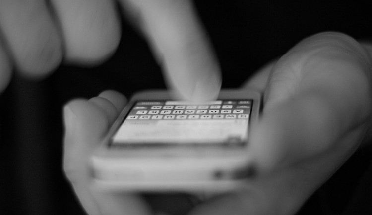 Nenapravitelný stalker. I přes podmíněný trest poslal svému kolegovi přes osm set zpráv