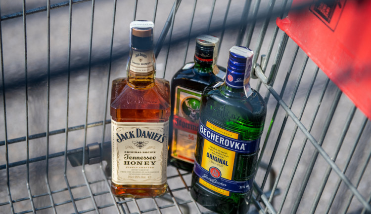 Sedmnáctiletá dívka vypila půl lahve tvrdého alkoholu. Ošetřit ji museli v nemocnici