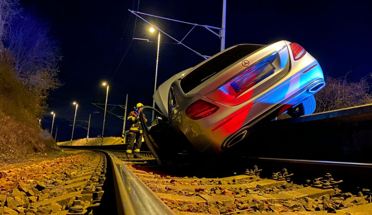 Mercedes zaparkoval v kolejišti. Pryč ho museli dostat hasiči