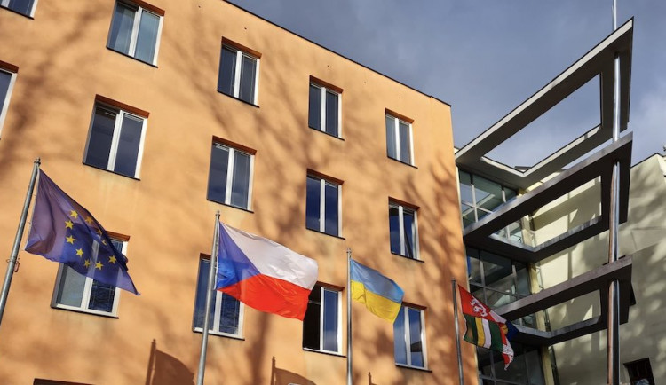 Okamura je Putinův sluha, napsal náměstek. Nad krajským úřadem visí ukrajinská vlajka