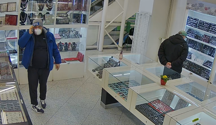 Dva zloději odnesli ze zlatnictví šperky za 100 tisíc korun. Pátrá po nich policie