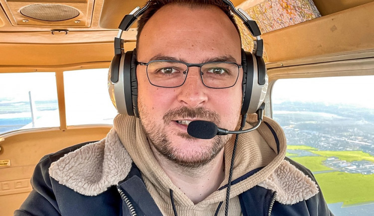 Člověk by se měl trochu sebevzdělávat a pracovat na sobě, říká DJ, hudební manažer a pilot Michal Čuřík